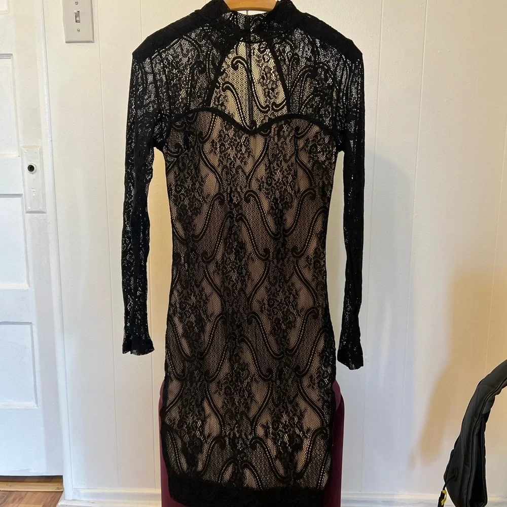Black lace dress
Large
From Windsor - Picture 1 of 10